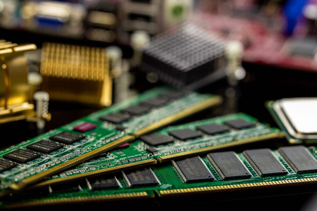 Módulos de memoria RAM y procesadores sobre una placa base