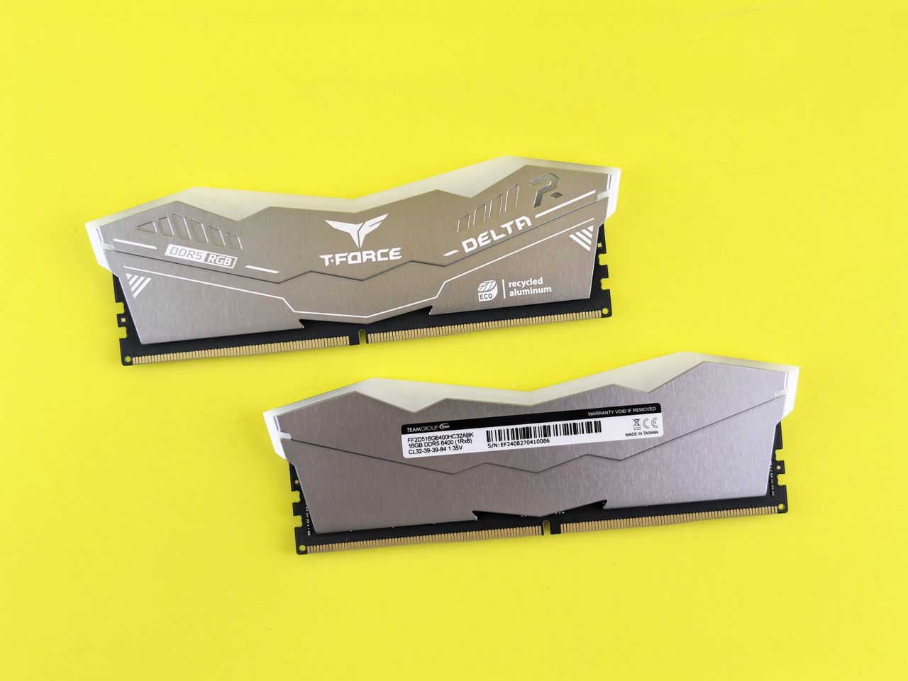 Módulos de memoria RAM DDR5 sobre fondo amarillo