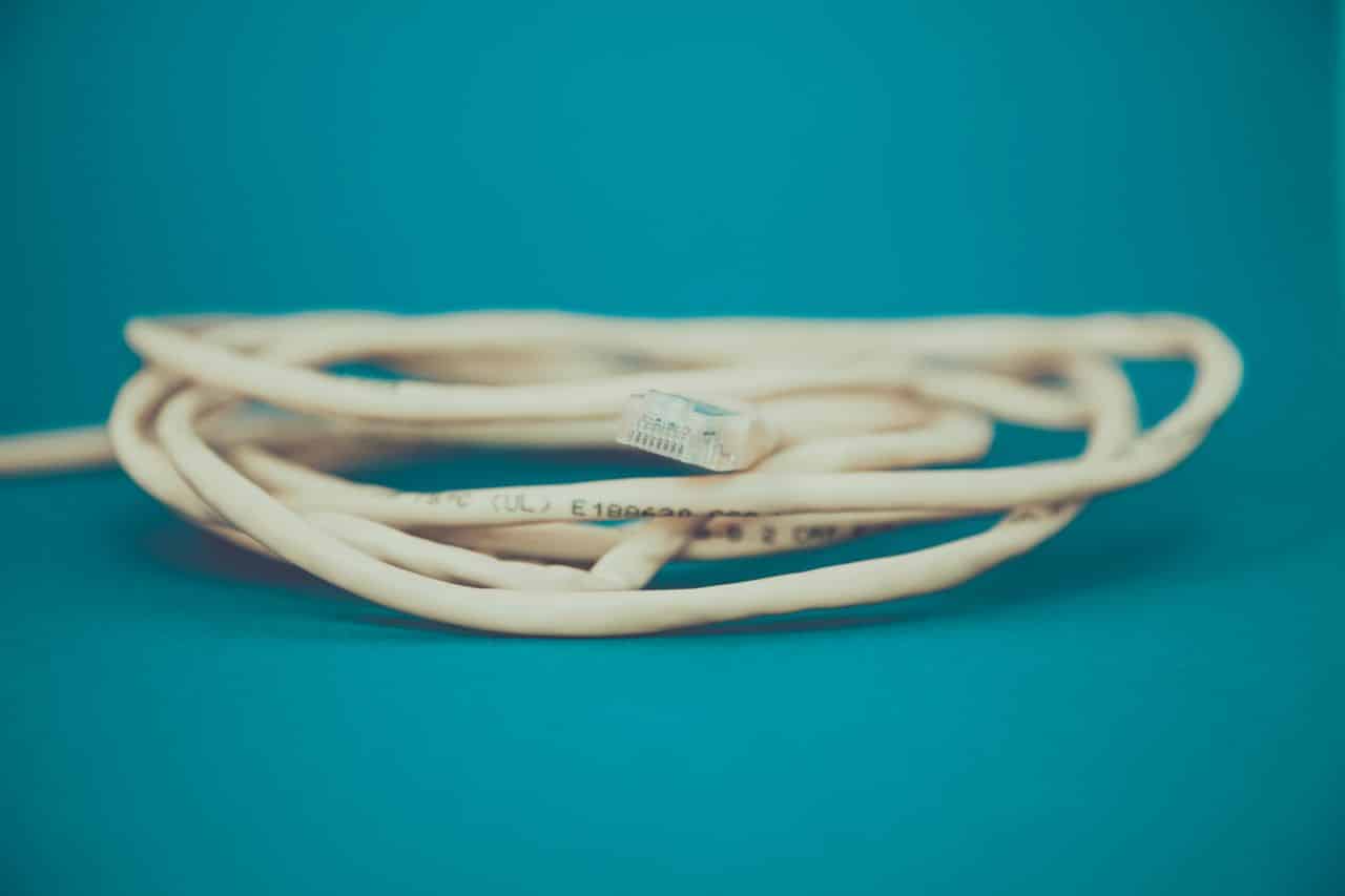 Cable Ethernet enrollado con su conector RJ45