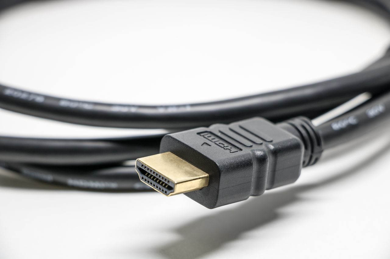 Cable HDMI negro con conectores dorados