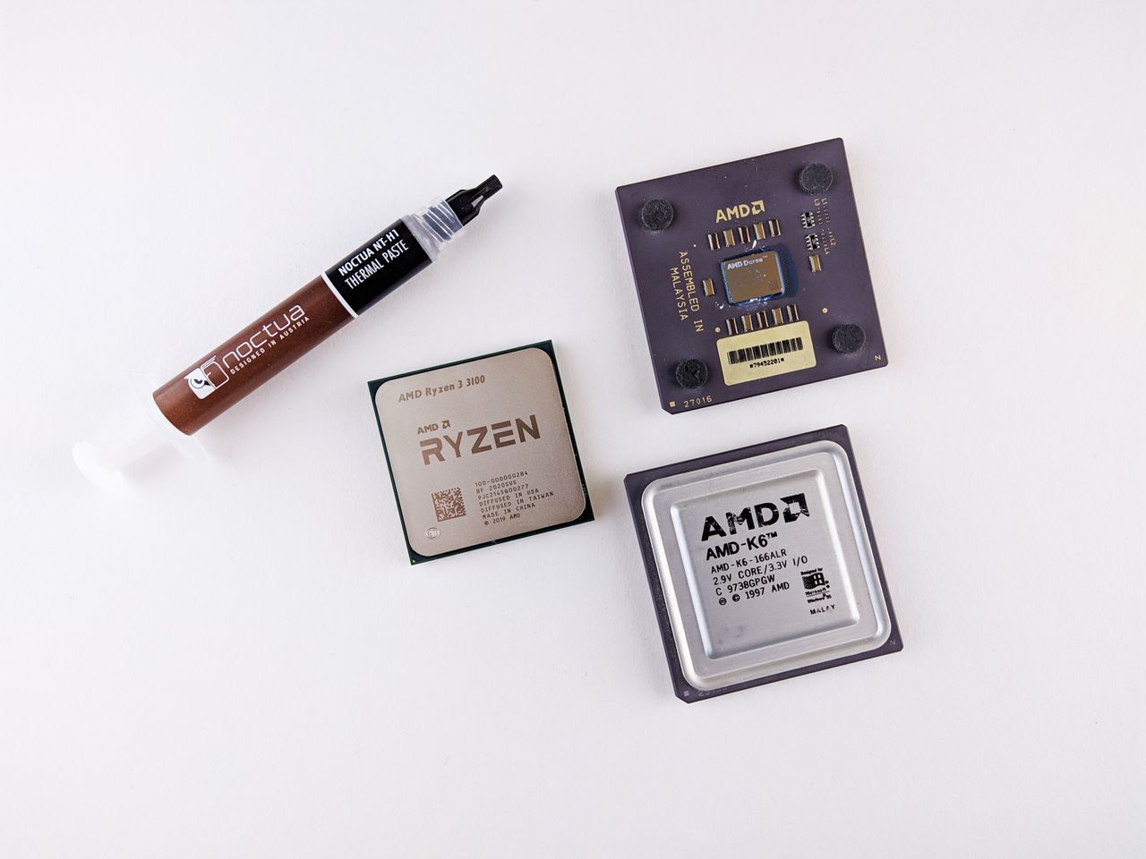 Procesadores AMD y pasta térmica Noctua sobre superficie blanca