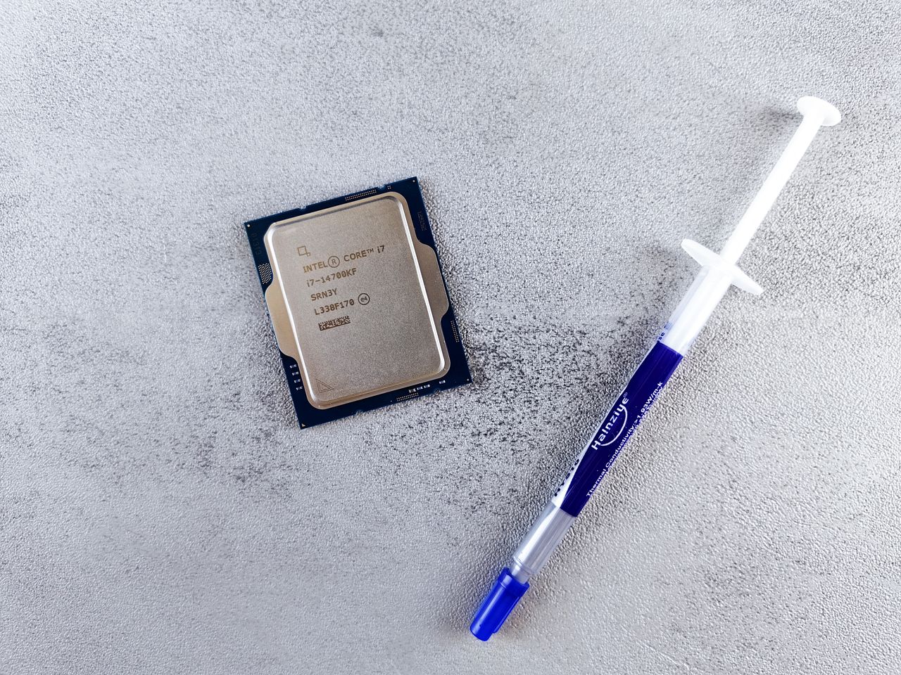 Procesador Intel Core y jeringa de pasta térmica