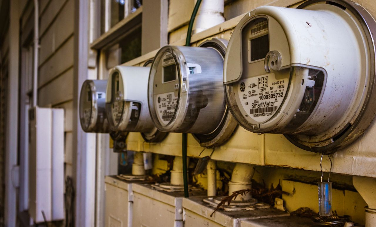 Contadores eléctricos inteligentes en una fachada