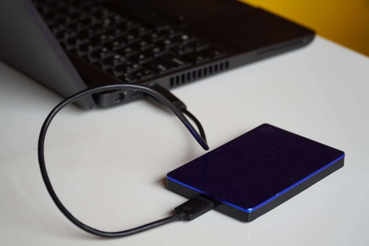 Disco duro externo conectado por USB a un portátil