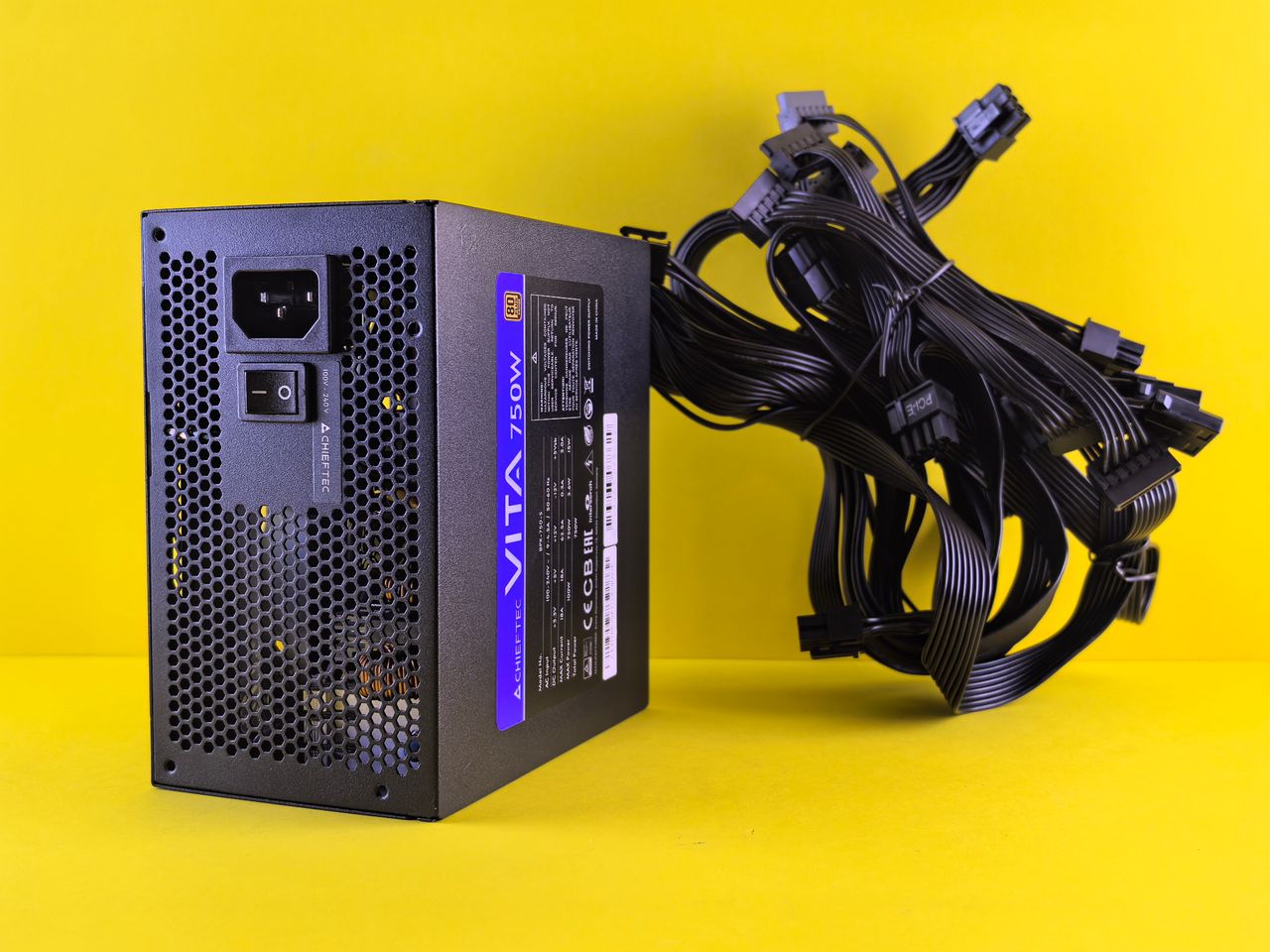 Fuente de alimentaciテウn de 750 W con cables