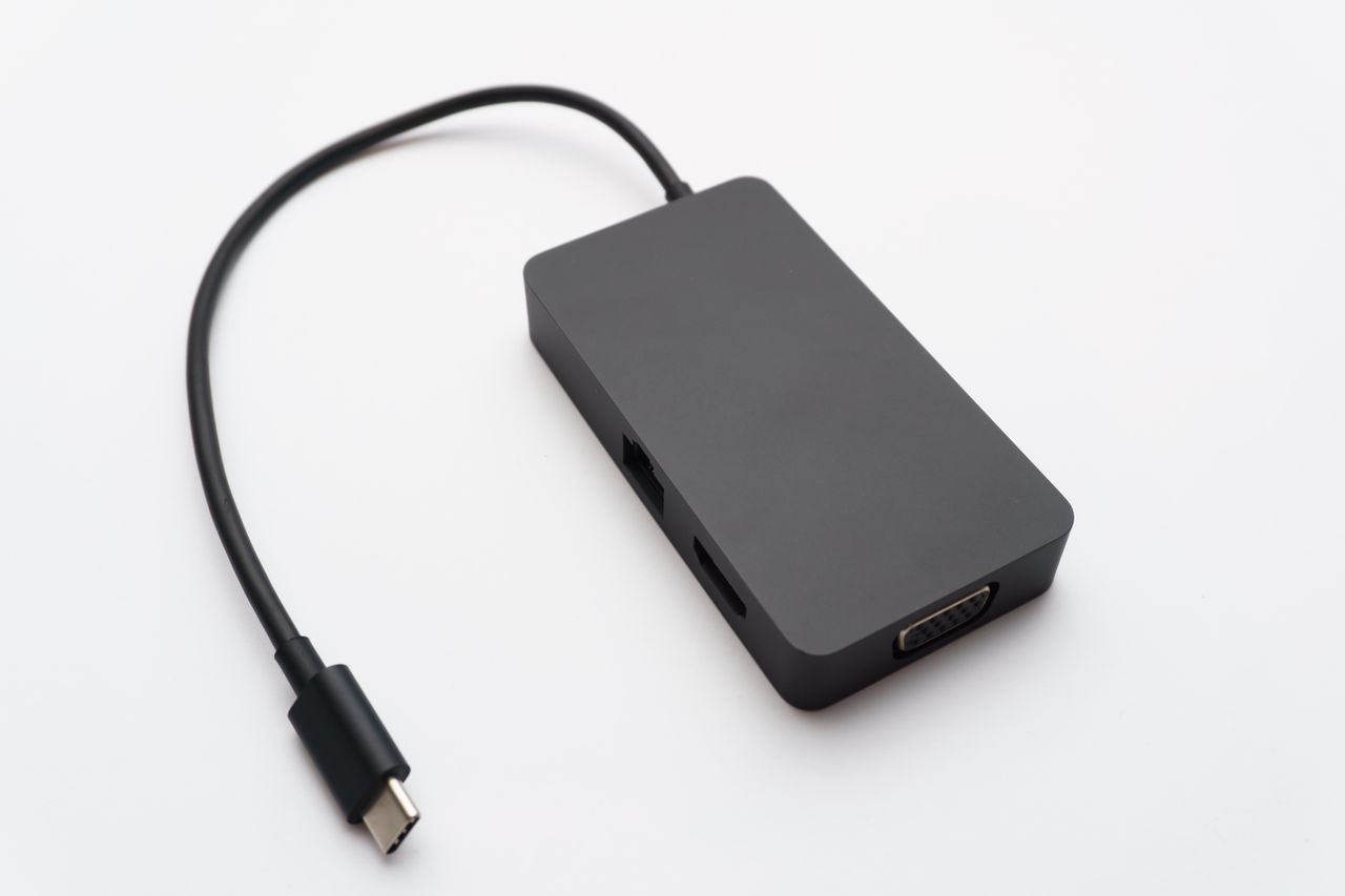 Hub USB-C con puertos HDMI, USB y Ethernet