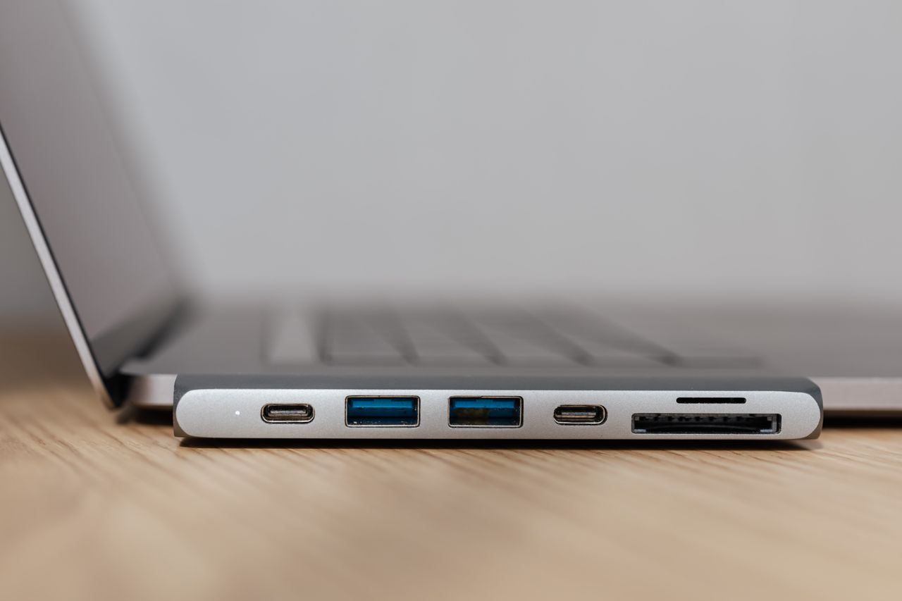 Hub USB-C con varios puertos conectado a un portátil