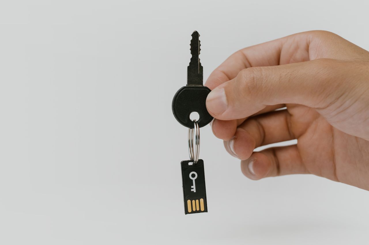 Mano sosteniendo una llave de seguridad USB