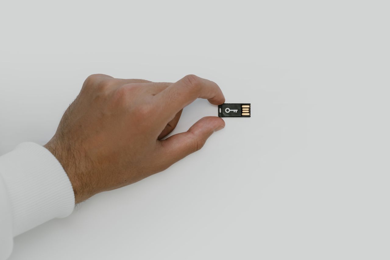 Mano sosteniendo una llave de seguridad USB