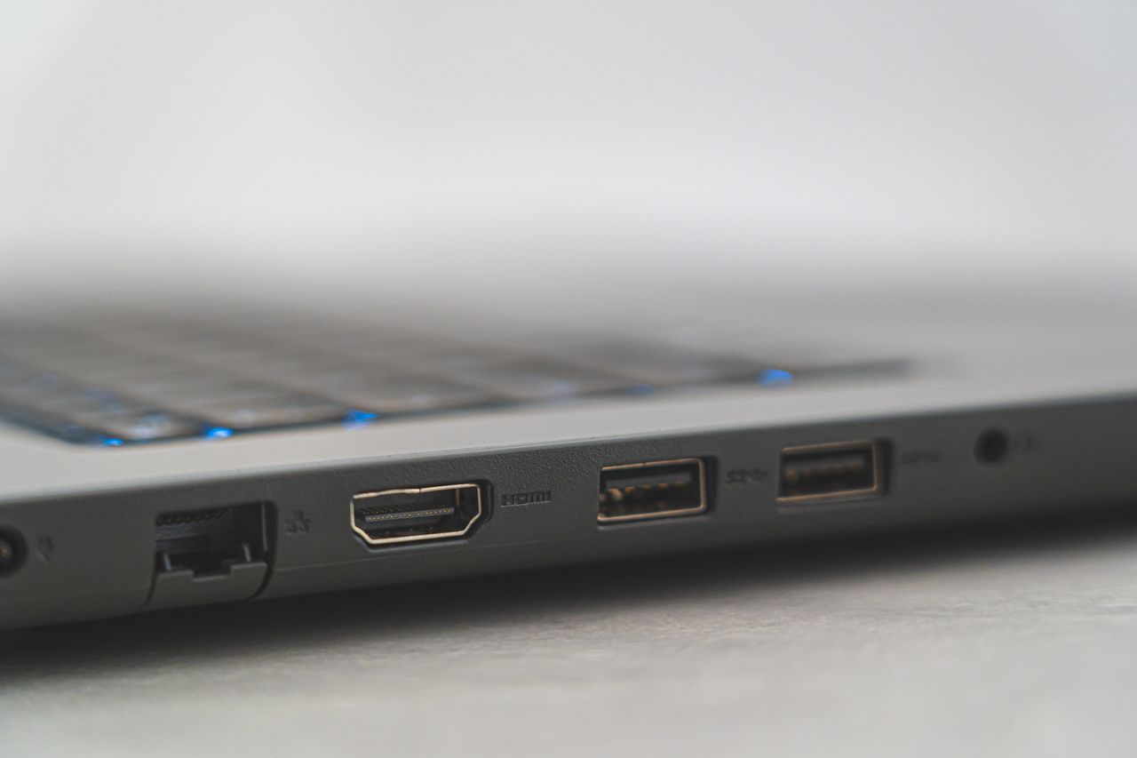 Puertos laterales de un portátil: Ethernet, HDMI y USB