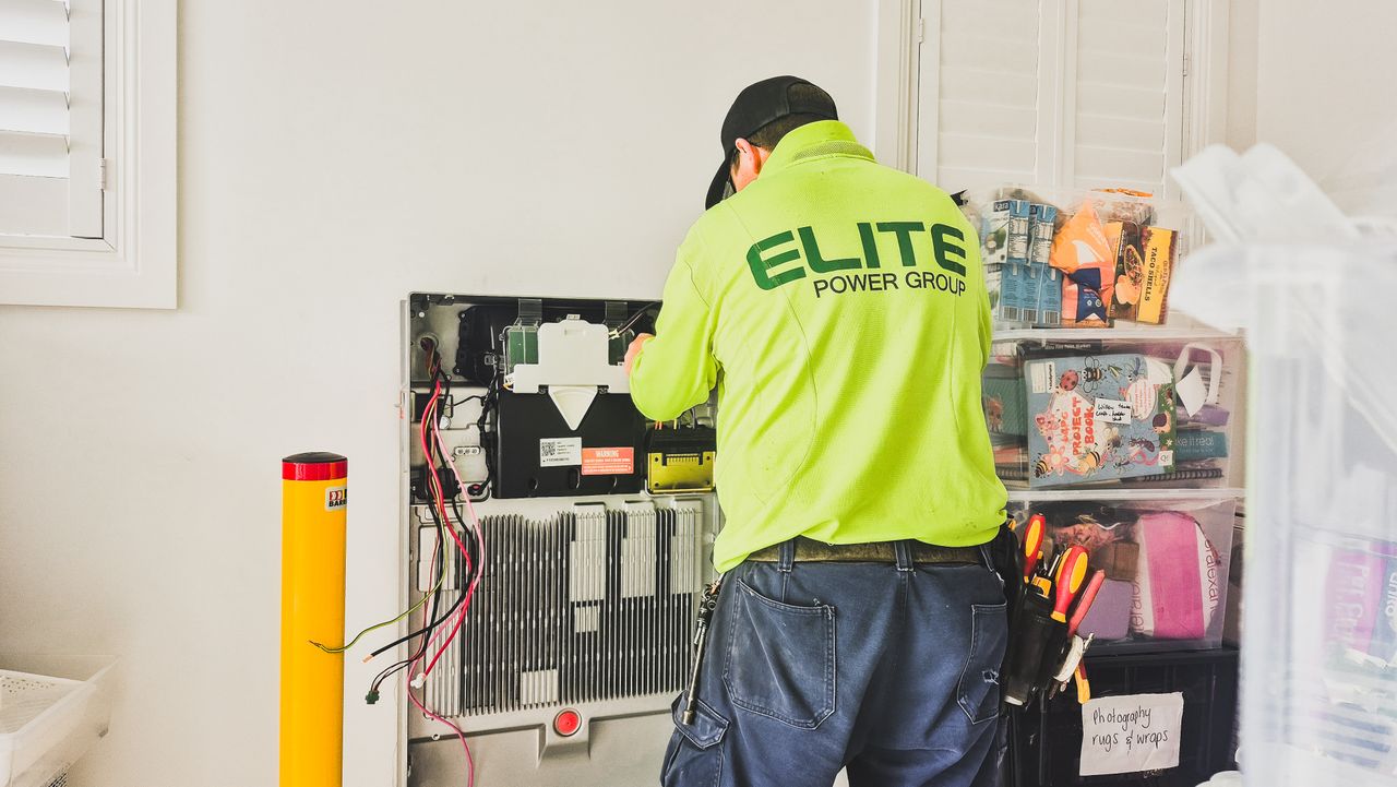 Técnico instalando un sistema de batería