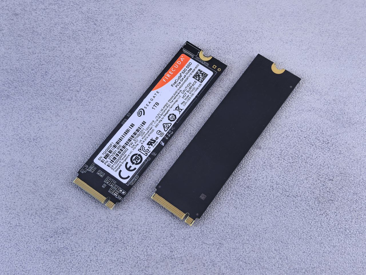 Dos SSD NVMe sobre una superficie gris