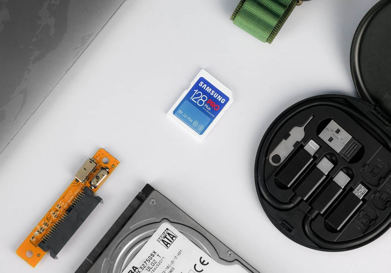 Tarjeta de memoria y disco duro vistos desde arriba