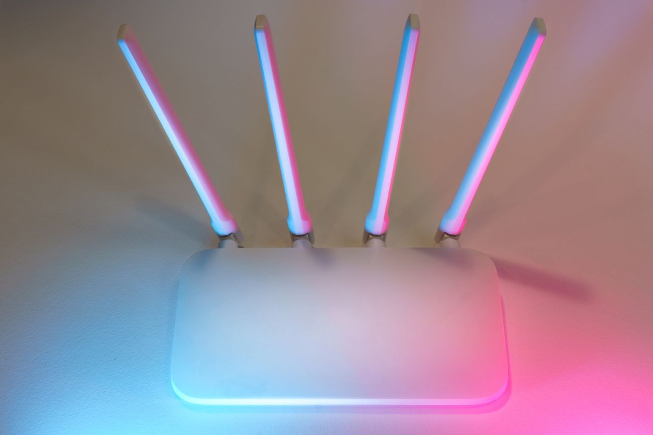 Router inalámbrico blanco con cuatro antenas